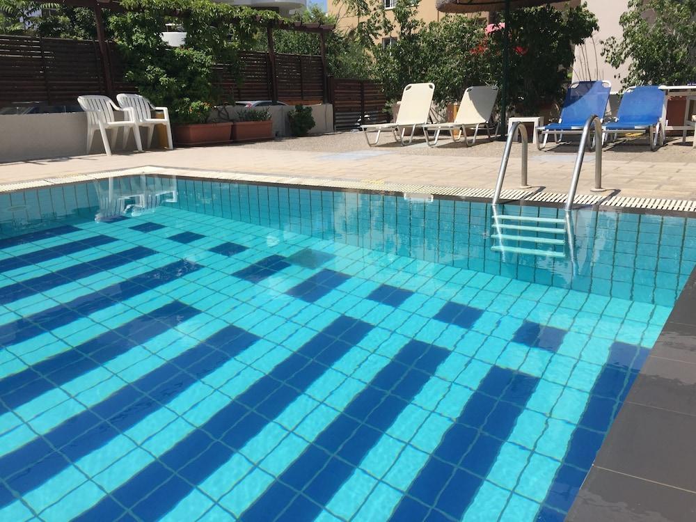 Caravel Hotel Apartments Іксія Екстер'єр фото