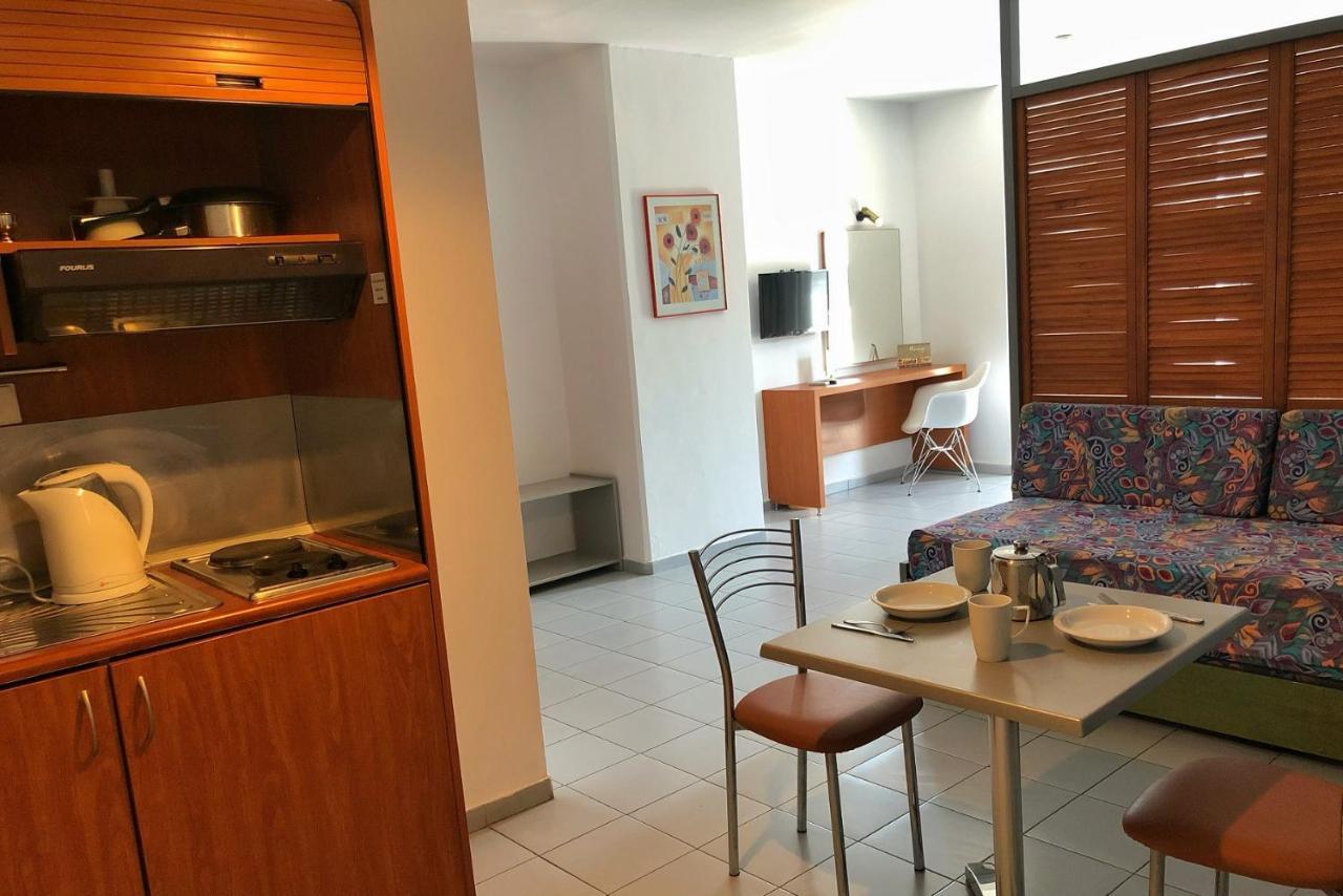 Caravel Hotel Apartments Іксія Екстер'єр фото