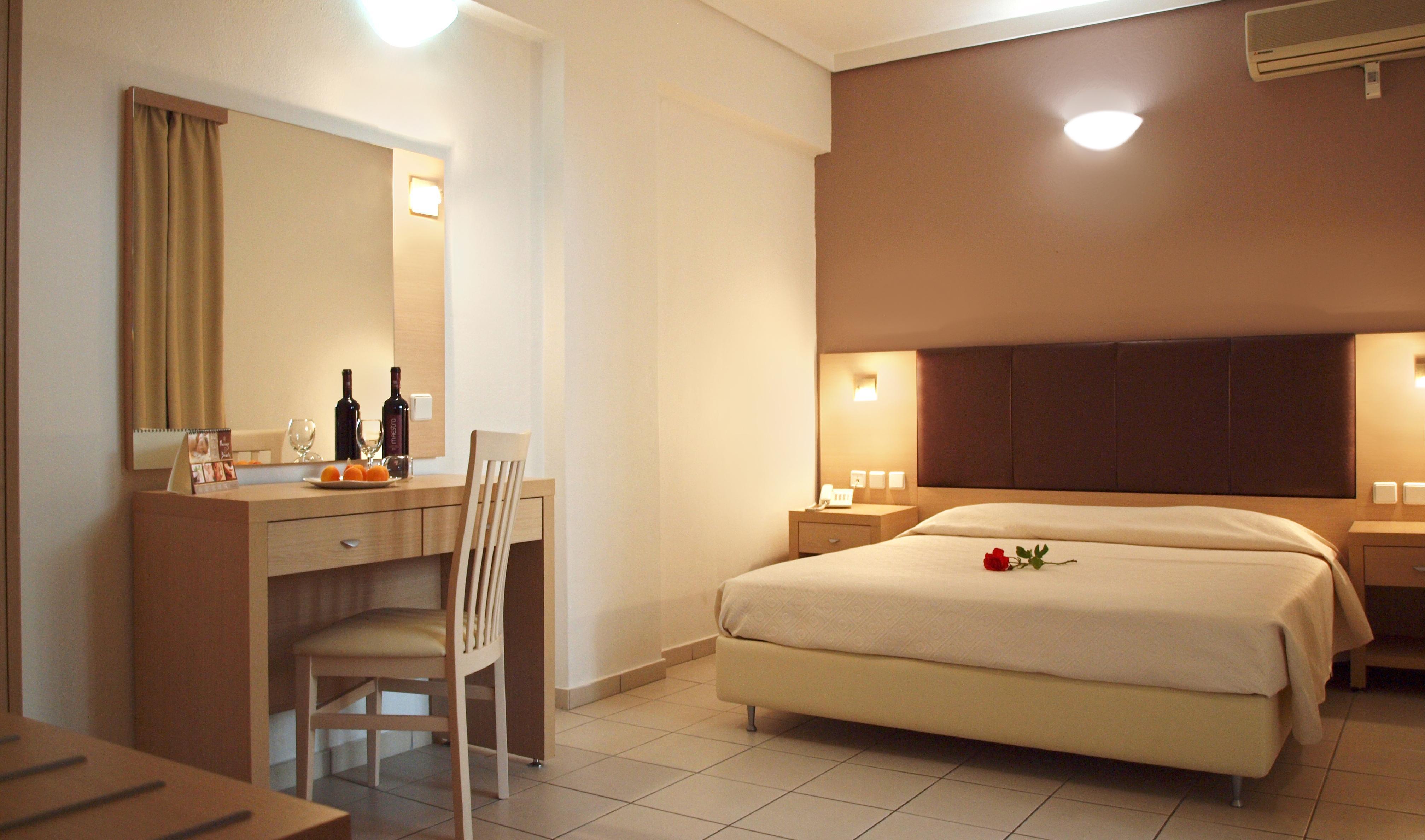 Caravel Hotel Apartments Іксія Екстер'єр фото