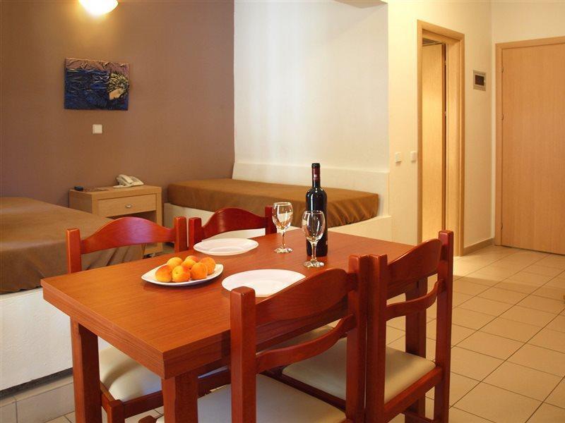 Caravel Hotel Apartments Іксія Екстер'єр фото