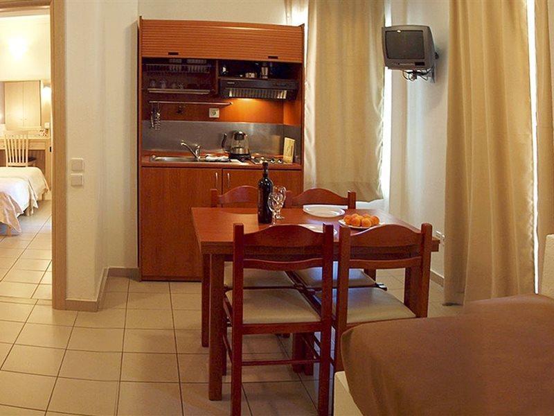Caravel Hotel Apartments Іксія Екстер'єр фото