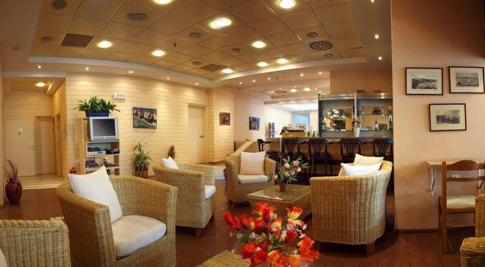 Caravel Hotel Apartments Іксія Екстер'єр фото