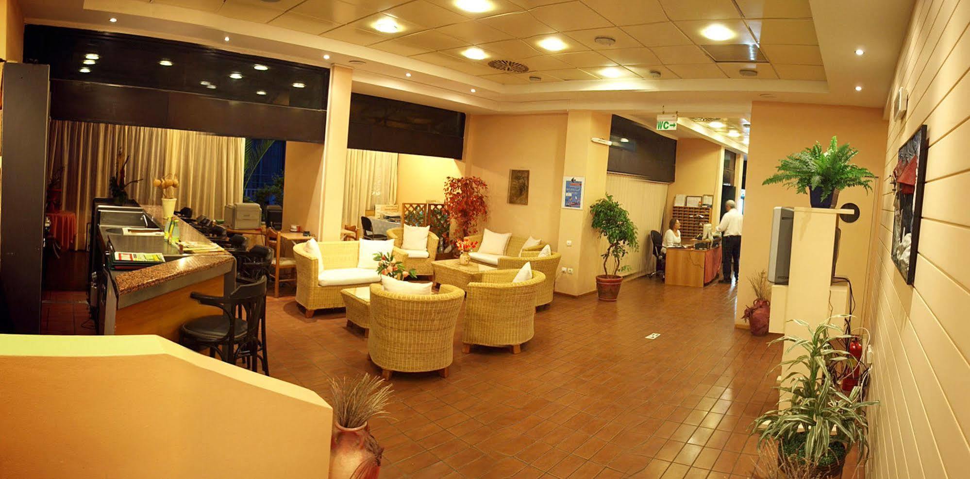 Caravel Hotel Apartments Іксія Екстер'єр фото