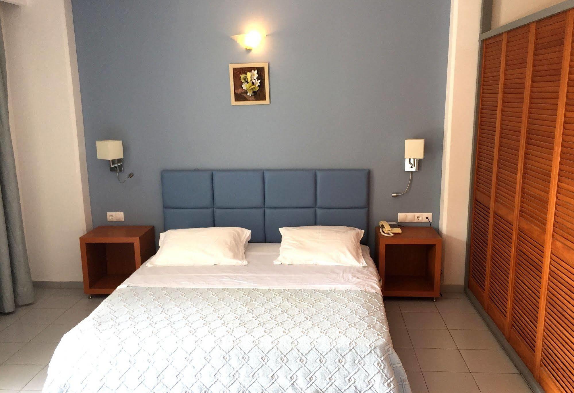 Caravel Hotel Apartments Іксія Екстер'єр фото